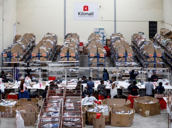 2023年11月11日，在肯尼亞姆洛隆戈，Kilimall員工在倉庫內(nèi)工作。新華社記者 李亞輝 攝
