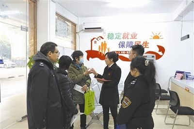  圖③：調(diào)解后，法官現(xiàn)場向當事人做釋法析理工作。