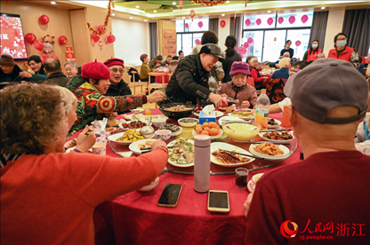 老人們享用公益年夜飯。人民網(wǎng)記者 葉賓得攝