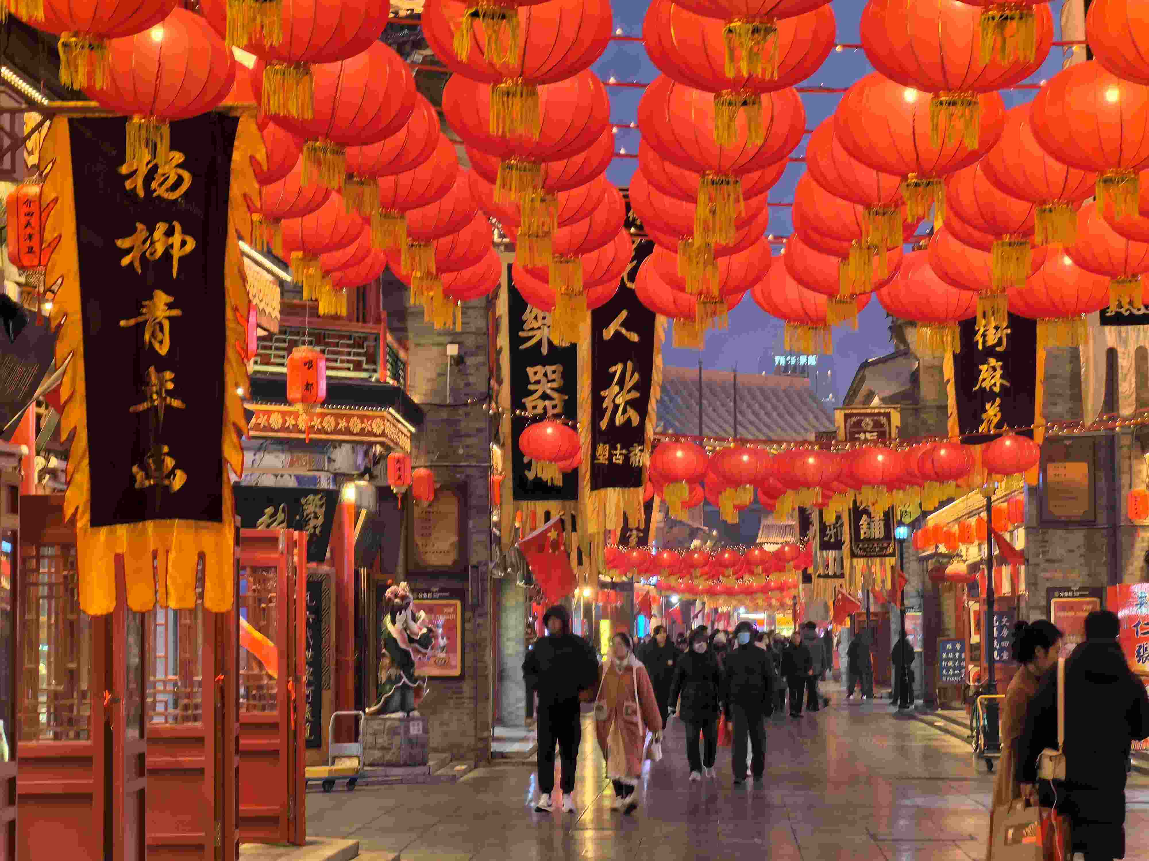 △春節(jié)臨近，古文化街上年味兒漸濃。（總臺(tái)央廣記者潘毅拍攝）