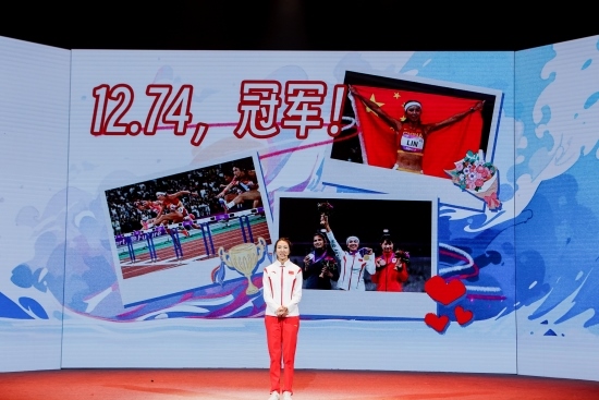 “何以中國(guó)·向海泉州”網(wǎng)絡(luò)主題活動(dòng)現(xiàn)場(chǎng)，林雨薇講述奪冠經(jīng)歷。泉州廣播電視臺(tái)供圖