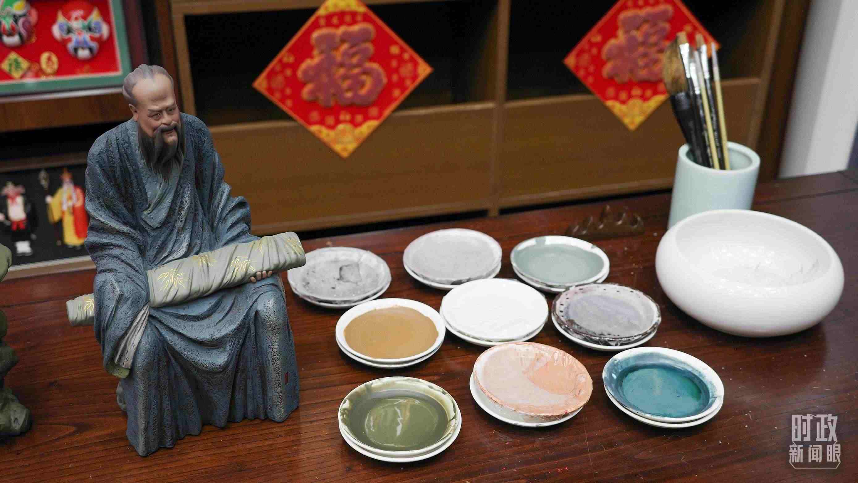 △天津古文化街，泥人張店鋪的上色顏料展示。（總臺央視記者覃思拍攝）