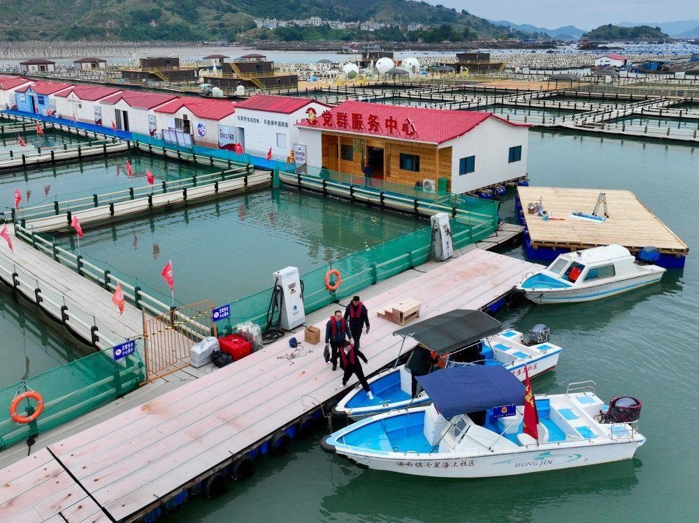 △2023年11月14日，福建寧德市霞浦縣溪南鎮(zhèn)七星海上社區(qū)的工作人員，前往轄區(qū)漁排進行民情走訪。