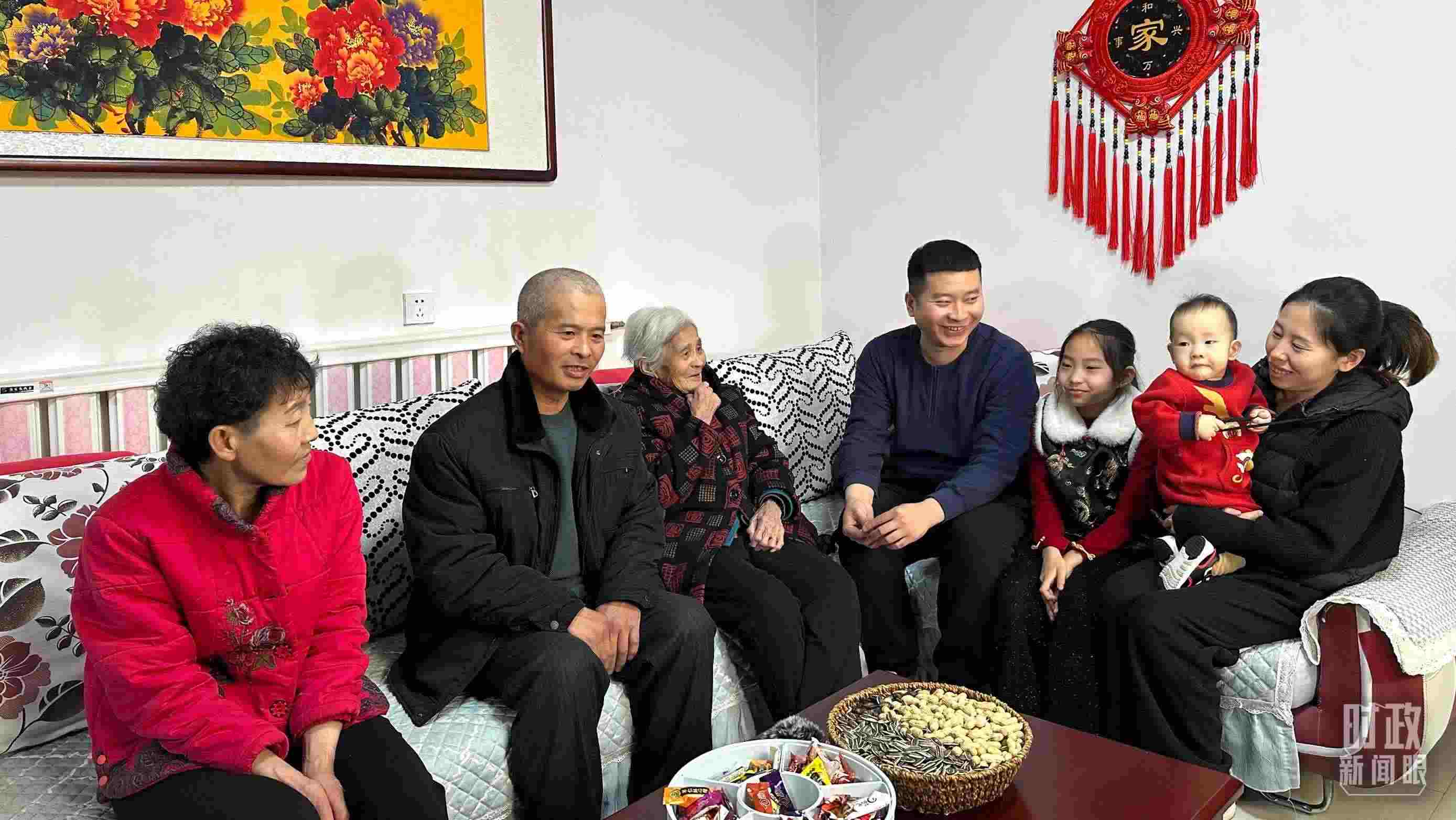 △第六埠村村民杜洪剛一家。（總臺央視記者趙化拍攝）