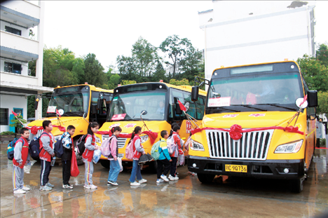 △2023年9月28日，湖北竹山縣校園直通車全域開通后，學生在有序排隊乘車。第二批主題教育開展后，竹山縣將實施農村道路暢通工程作為為民辦實事的重要內容。