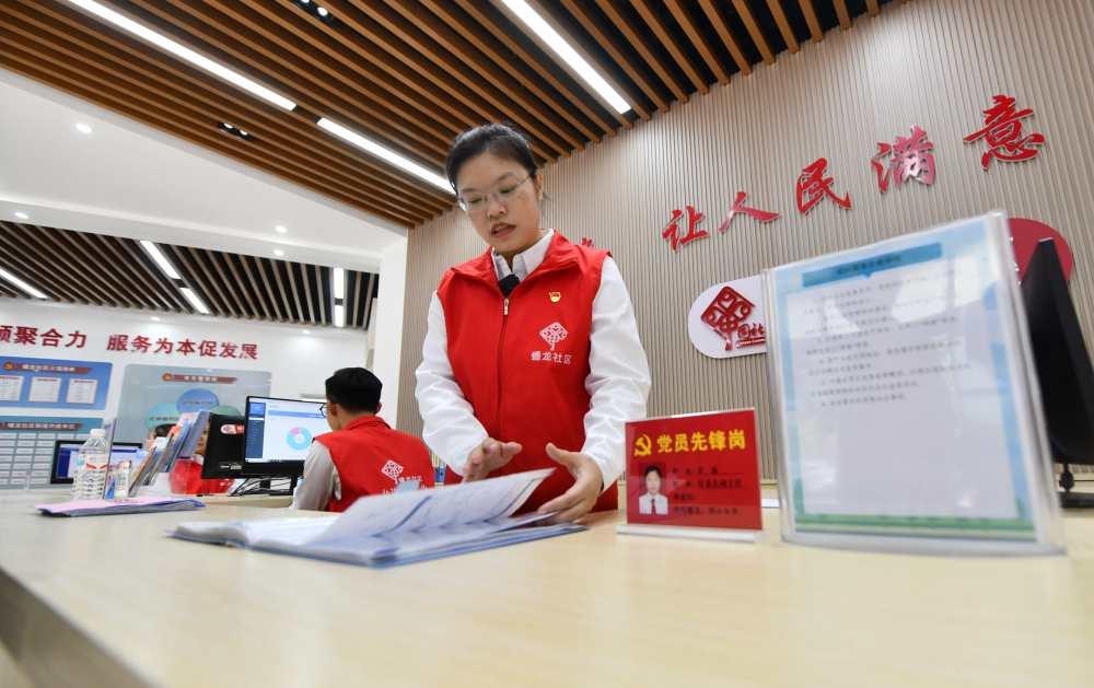 △2023年12月14日，廣西南寧市蟠龍社區(qū)，工作人員在為居民服務。