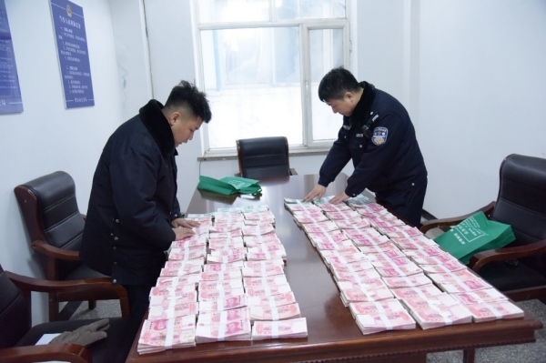 民警清點涉案資金。磐石市公安局供圖