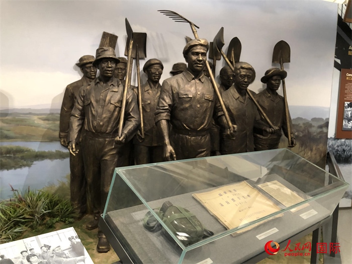 紀(jì)念園中展覽的筑路場景 。人民網(wǎng)記者 黃培昭攝