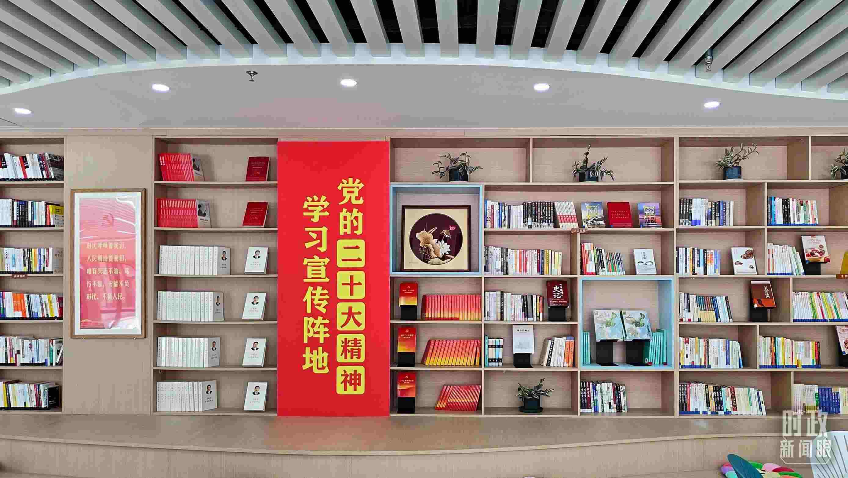 △雄安新區(qū)南文營社區(qū)黨群服務(wù)中心。2023年5月，習(xí)近平在這里強(qiáng)調(diào)要構(gòu)筑新時(shí)代宜業(yè)宜居的“人民之城”。（總臺(tái)央視記者楊立峰拍攝）