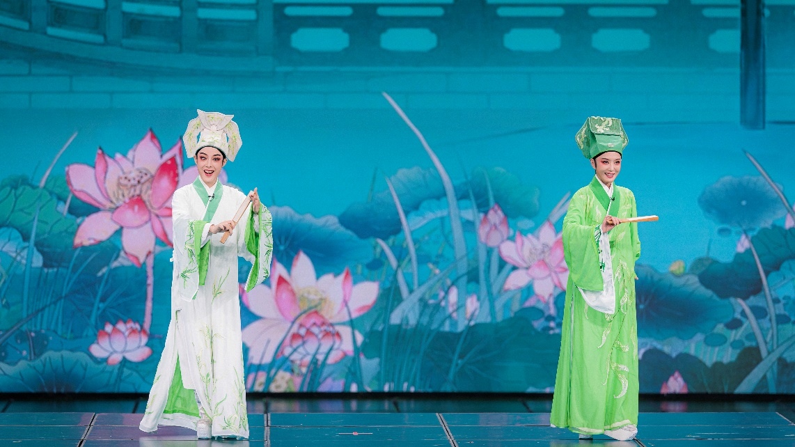 青年越劇演員陳麗君、李云霄彩排現(xiàn)場。主辦方供圖