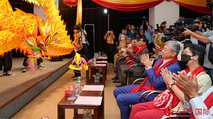 嘉賓觀看傳統(tǒng)舞龍表演。人民網(wǎng)記者 謝佳君攝