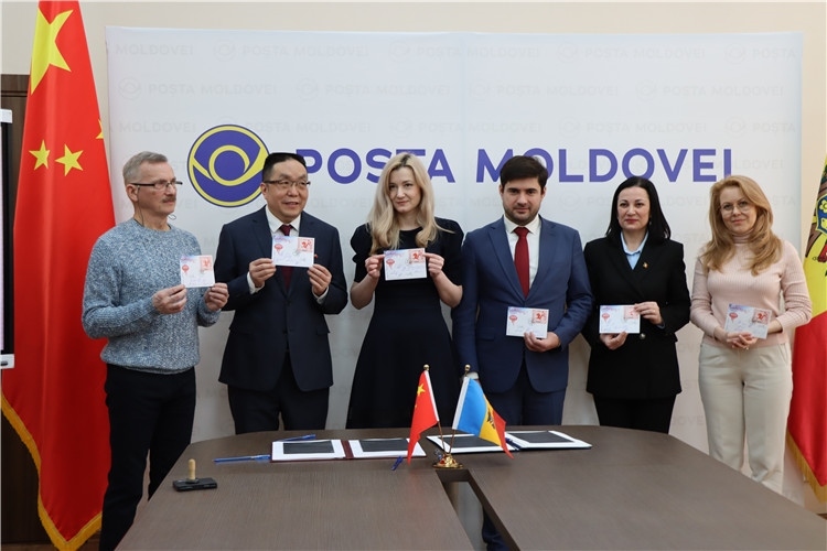 摩爾多瓦首發(fā)龍年生肖郵票。中國(guó)駐摩爾多瓦大使館供圖