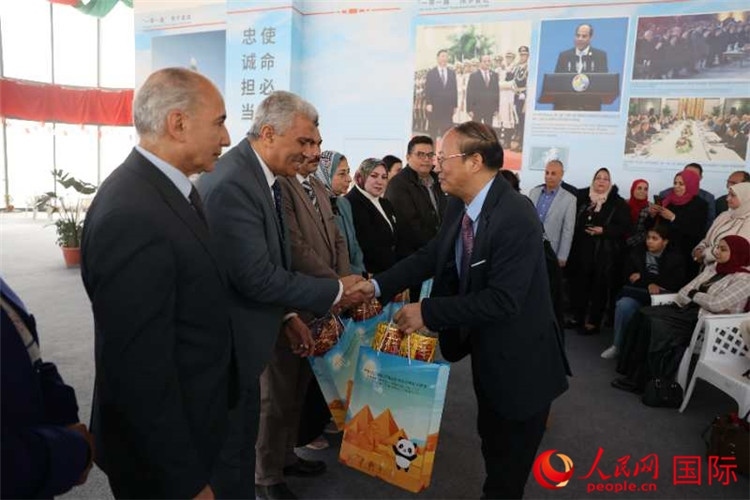中國駐埃及使館教科處盧春生公參為埃及師生發(fā)放新年禮包。人民網記者 黃培昭攝