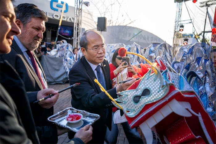 中國(guó)駐希臘大使館大使肖軍正與希方嘉賓為舞龍點(diǎn)睛?！吨邢r(shí)報(bào)》供圖