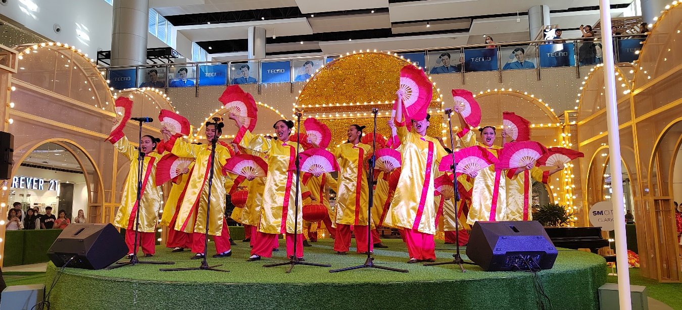 開幕式上活力四射的文藝節(jié)目引得觀眾陣陣喝彩。紅溪禮示大學孔子學院 供圖