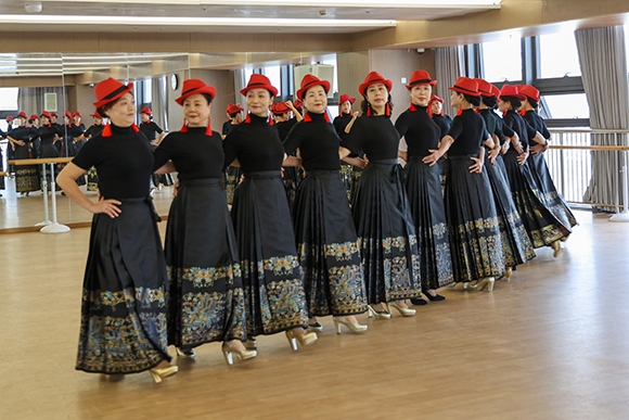 廈門思明區(qū)老年大學(xué)老年模特班正在上課。