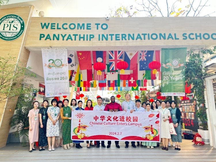 駐老撾使館政治處主任杜長青與白云碧國際學(xué)校校方、參會志愿者教師合影。活動主辦方供圖