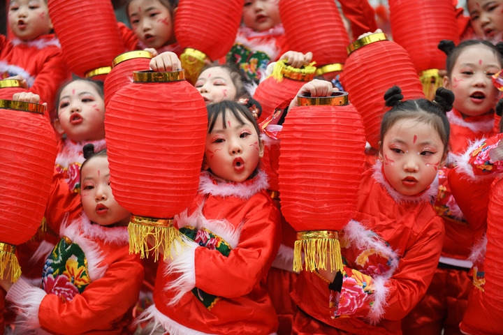 1月18日，四川省閬中市閬中古城，民間藝人和文藝工作者在表演節(jié)目歡度臘八節(jié)，喜迎農(nóng)歷新年。這是參演的小朋友在表演。新華社發(fā)（王玉貴 攝）