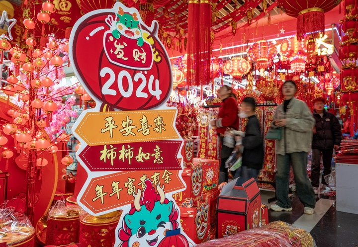 1月11日，顧客在昆明新螺螄灣國際商貿(mào)城選購節(jié)日飾品。新華社記者 陳欣波 攝