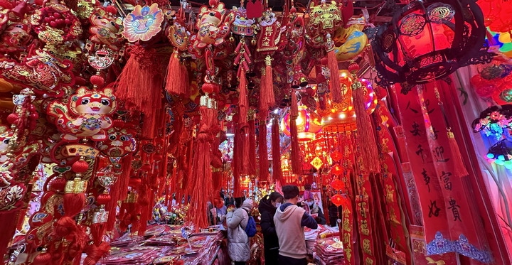 1月19日，市民在北京一商場內(nèi)選購春節(jié)裝飾品。新華社記者李欣攝