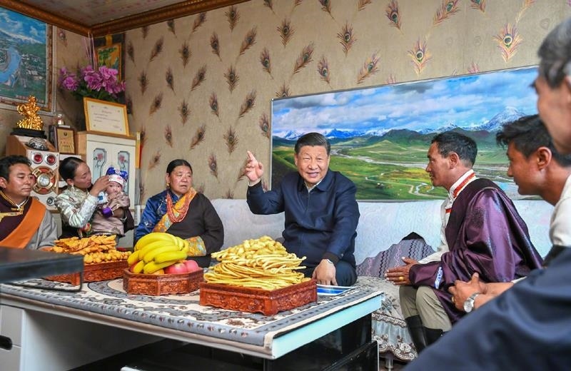 △2021年6月8日，習(xí)近平總書(shū)記在青海海北藏族自治州剛察縣果洛藏貢麻村，同藏族牧民索南才讓一家人圍坐在客廳聊家常。