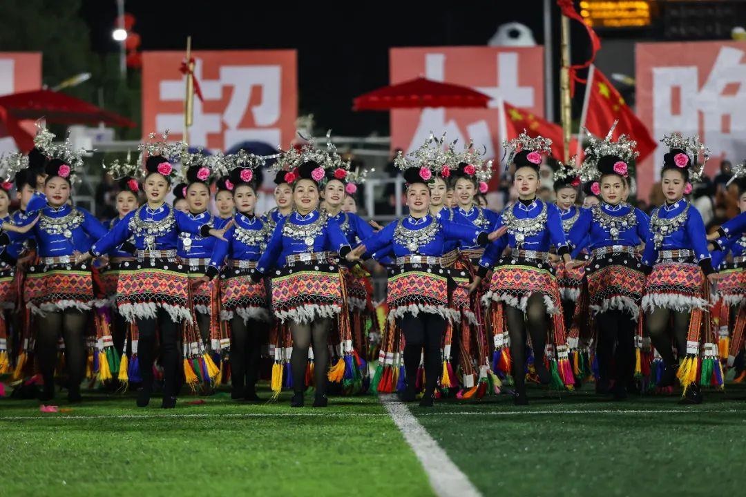 △2024年2月3日，2024年全國(guó)“村晚”示范展示活動(dòng)暨貴州“村超村晚”系列活動(dòng)之一的民族文化展演，在榕江縣“村超”足球場(chǎng)舉行。