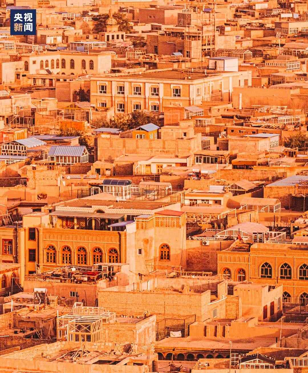 △喀什古城在天山和昆侖山的守護(hù)下，留住了千年前的樣子。