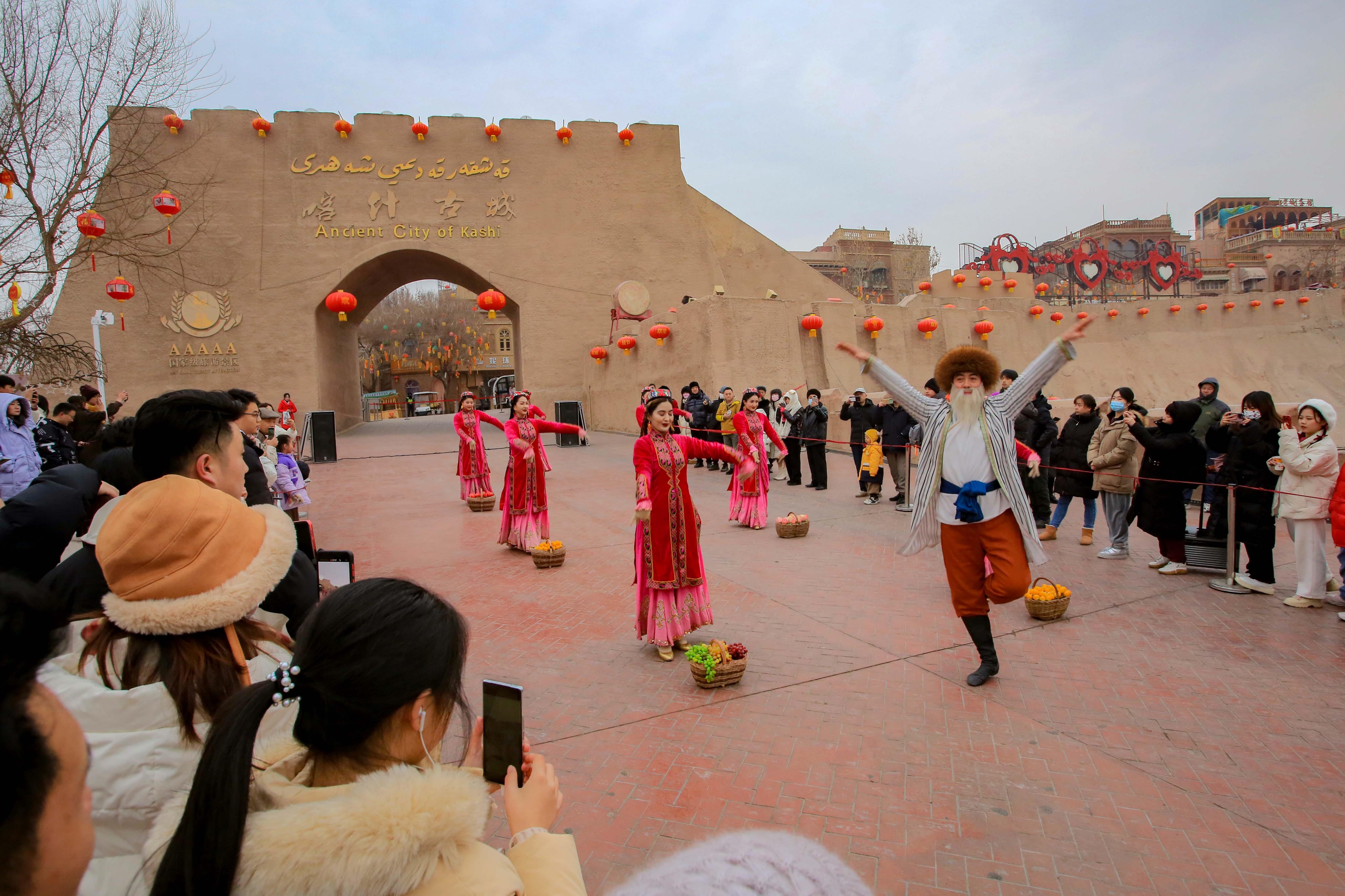 △2024年2月4日，演員在新疆喀什古城入城儀式上表演舞蹈。