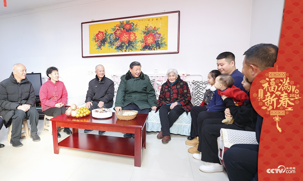 2024年2月1日，習(xí)近平總書(shū)記在天津市西青區(qū)辛口鎮(zhèn)第六埠村考察時(shí)，同村民杜洪剛一家人親切拉家常。