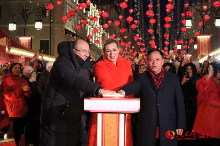 張漢暉、扎哈羅娃、科茲洛夫（從右至左）共同按下活動啟動按鈕。于子恒攝