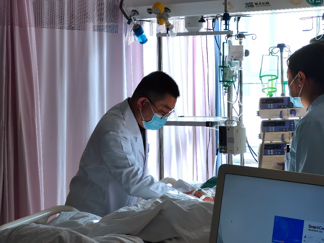 徐晉偉正在觀察患者體征。人民網(wǎng)記者 栗翹楚攝