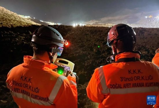 2月13日，救援人員在土耳其東部埃爾津詹省伊利奇區(qū)礦難現(xiàn)場(chǎng)工作。新華社發(fā)（穆斯塔法·卡亞攝）