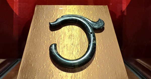 紅山文化C形玉龍。人民網(wǎng)記者 韋衍行攝