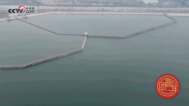 △西江潛地行，潤(rùn)澤大灣區(qū)。珠江三角洲水資源配置工程西起廣東佛山順德西江干流鯉魚(yú)洲，穿越獅子洋，東至深圳公明水庫(kù)，是世界上流量最大的長(zhǎng)距離有壓調(diào)水工程。