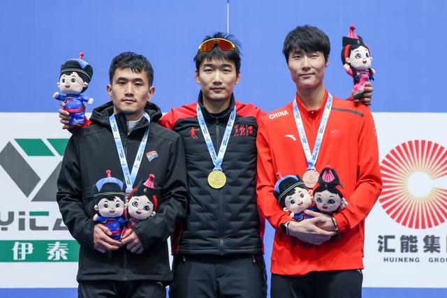 1月12日，“十四冬”速度滑冰（公開組）男子500米比賽，冠軍黑龍江隊(duì)選手高亭宇（中）、亞軍遼寧隊(duì)選手楊濤（左）、季軍河北隊(duì)選手李添龍?jiān)陬C獎(jiǎng)儀式上合影。新華社記者 王楷焱 攝