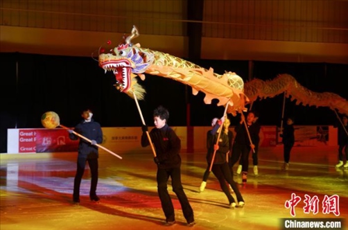 當(dāng)?shù)貢r(shí)間2月17日晚，作為農(nóng)歷甲辰龍年“歡樂(lè)春節(jié)”系列活動(dòng)之一，別具特色的青少年冰上春晚在加拿大多倫多舉行。圖為青少年表演冰上舞龍。 中新社記者 余瑞冬 攝
