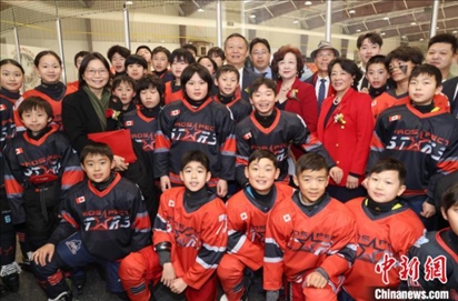 當(dāng)?shù)貢r(shí)間2月17日晚，青少年冰上春晚在加拿大多倫多舉行。圖為中國(guó)駐多倫多總領(lǐng)事羅偉東和主辦方代表、與會(huì)嘉賓與“未來(lái)之星”冰球隊(duì)華裔少年冰球手們合影。 中新社記者 余瑞冬 攝