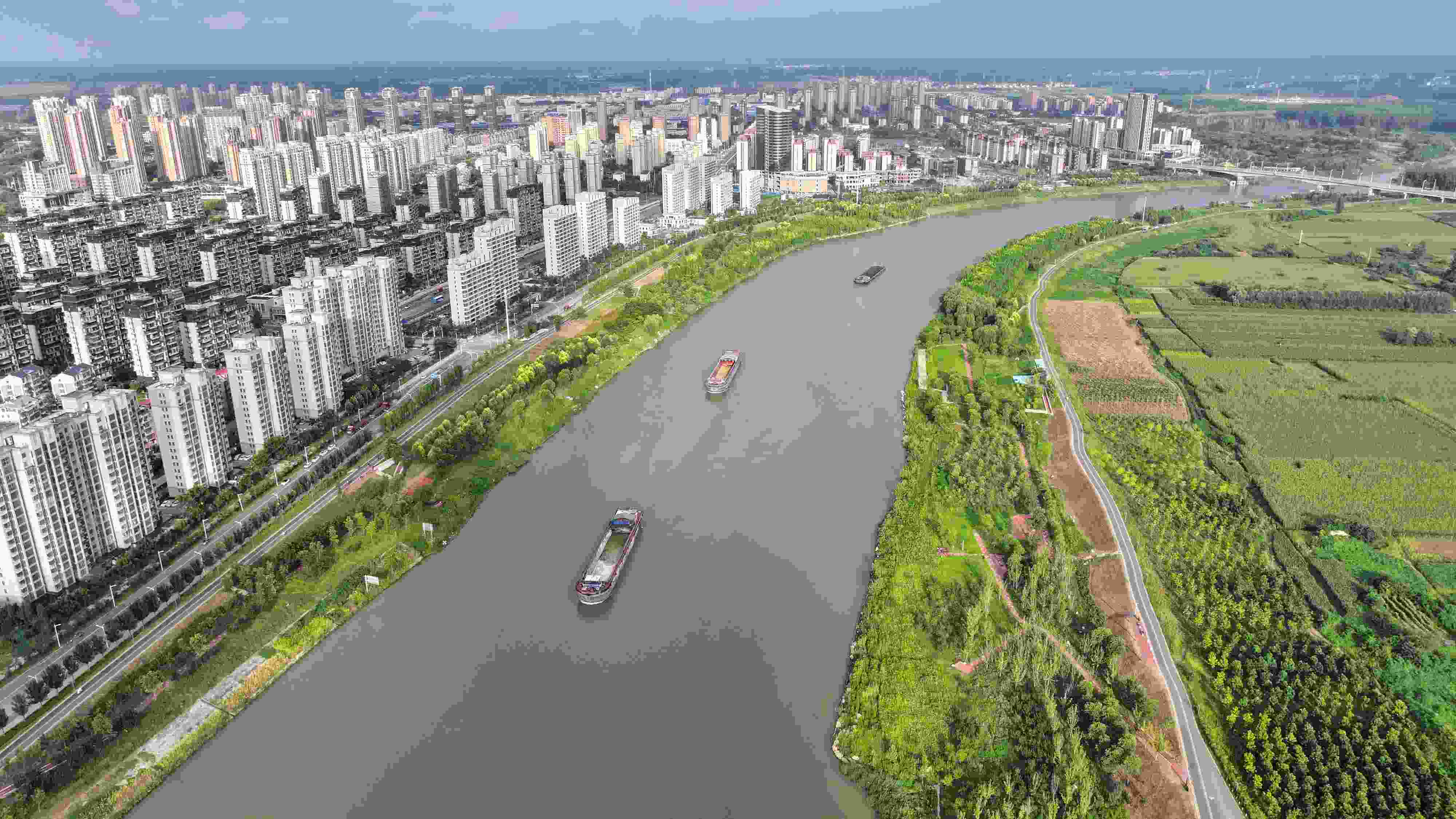 △ 2023年8月21日，安徽阜陽，初秋時節(jié)，界首城市建設與沙潁河水系、橋梁和綠植相映襯，構成一幅生態(tài)宜居的美麗畫卷。