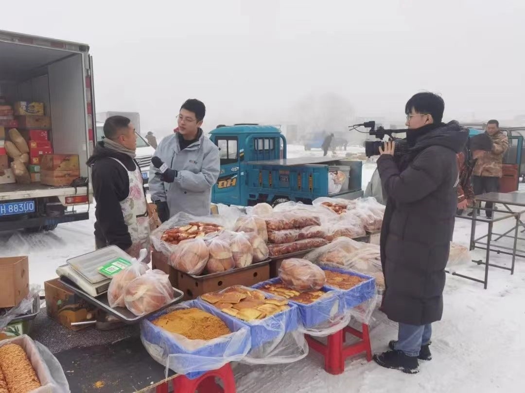 △ 2024年1月1日，在中央廣播電視總臺中央電視臺《新年新愿》報道中，遼寧營口鲅魚圈區(qū)大集賣餅干的小哥憨態(tài)可掬的表情、生機勃勃的臉龐、充滿煙火氣的新年愿望，讓他火爆出圈。