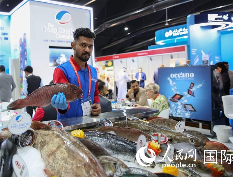 海灣食品展上，一位展商在展示海產(chǎn)品。人民網(wǎng) 塔里克·易卜拉欣攝