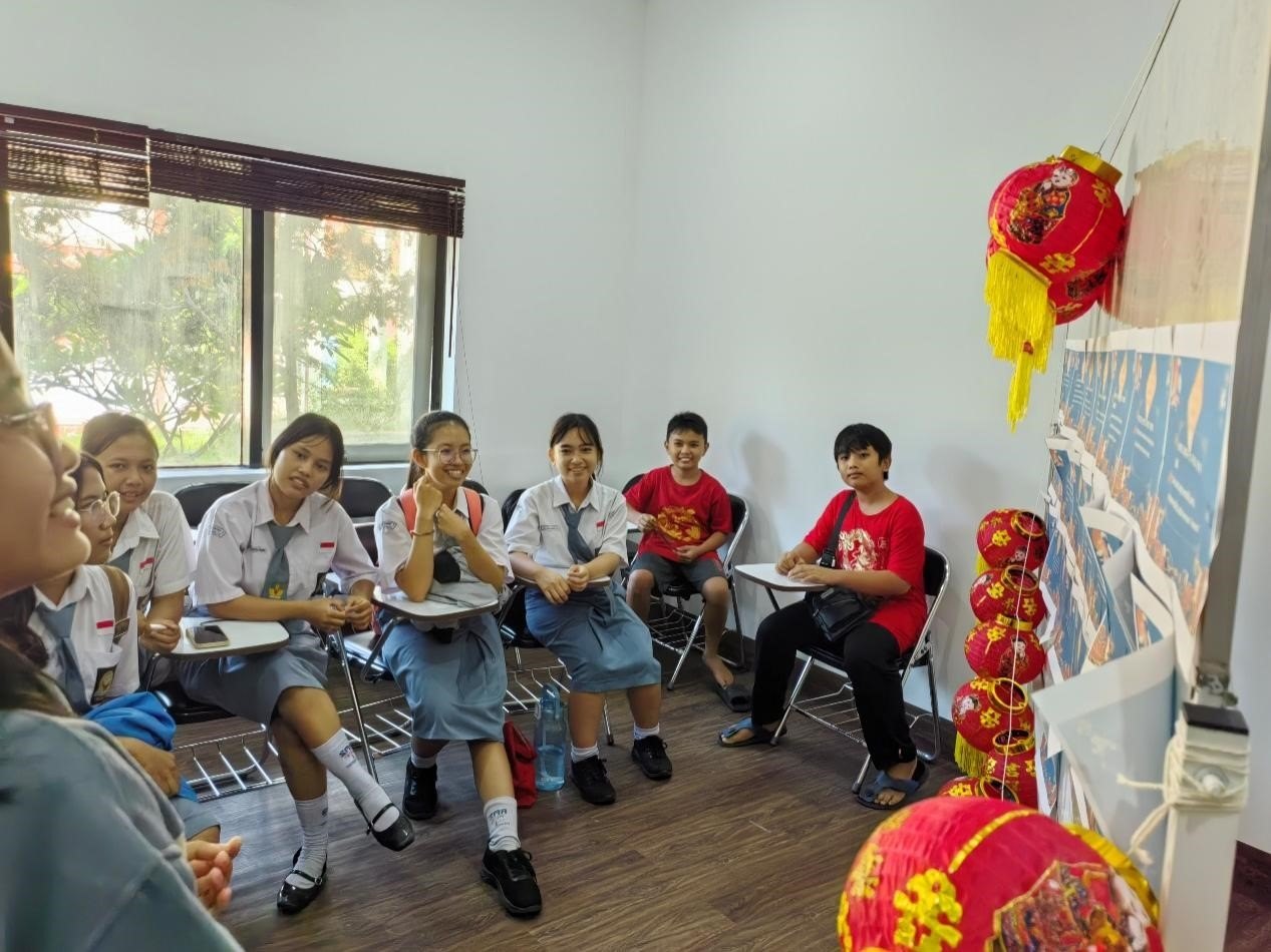 學(xué)生們踴躍參與猜燈謎活動(dòng)。巴陵康孔子學(xué)院供圖