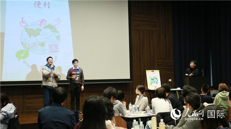 學(xué)生們發(fā)表小組討論成果。人民網(wǎng) 許可攝