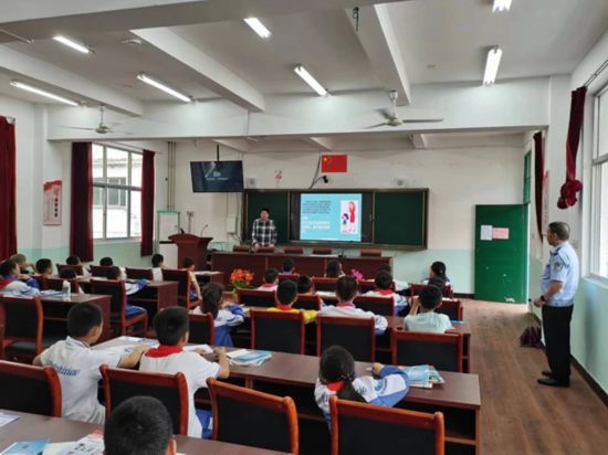 安全知識(shí)宣傳進(jìn)校園。將樂(lè)縣農(nóng)業(yè)農(nóng)村局供圖