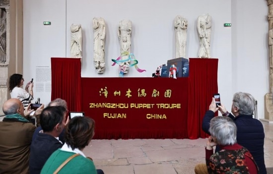 2月10日，在位于法國巴黎埃菲爾鐵塔附近的“建筑與遺產(chǎn)之城”博物館，觀眾欣賞漳州布袋木偶戲。新華社記者高靜攝