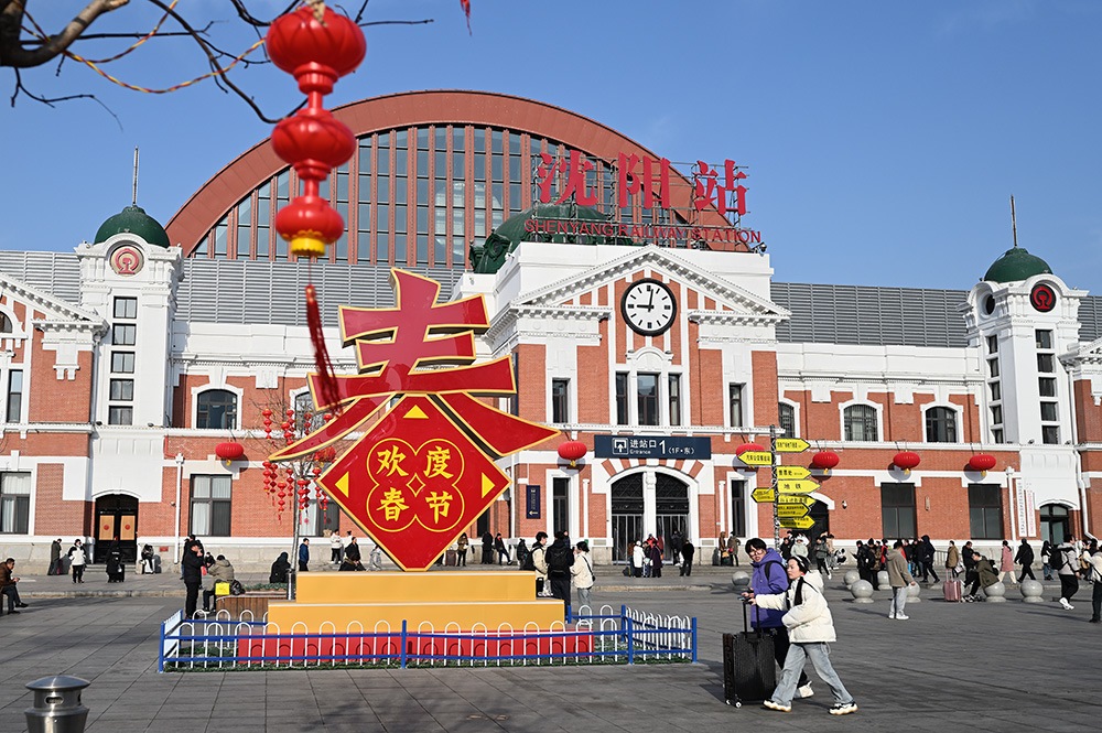 △ 2024年2月17日，沈陽站，人們拉著大大小小的行李箱，踏上了龍年新征程。