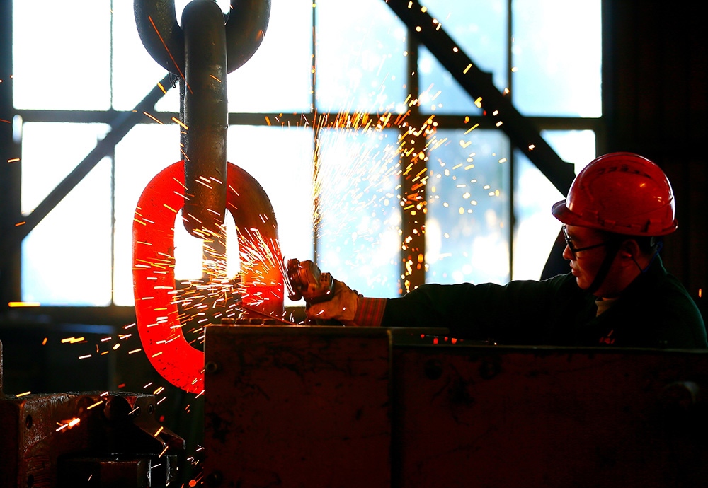 △ 2024年2月17日，青島市，即墨區(qū)靈山街道一家錨鏈企業(yè)，工人正在忙碌。