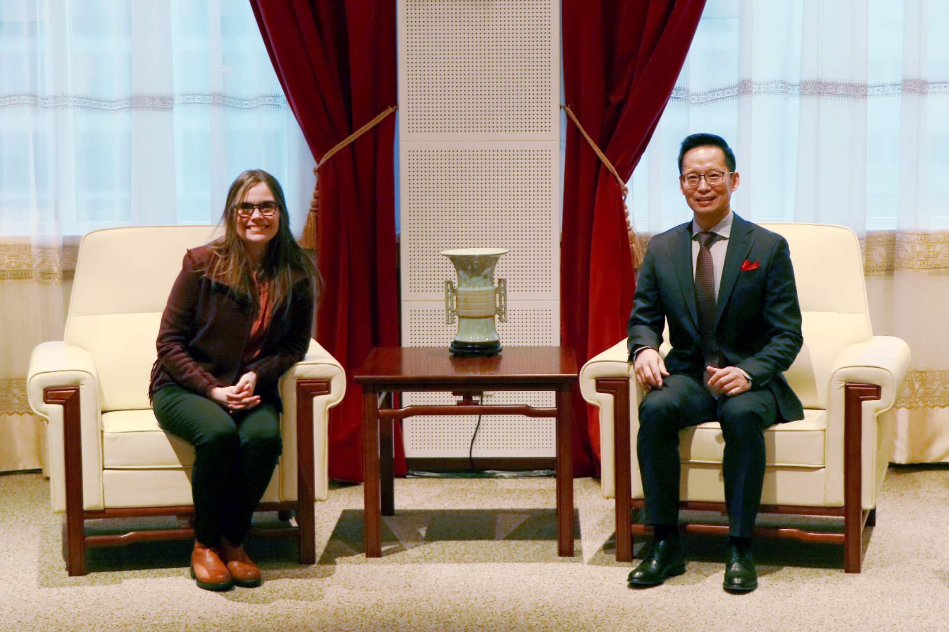 冰島總理雅各布斯多蒂爾（右一）與中國駐冰島大使何儒龍合影。中國駐冰島大使館供圖