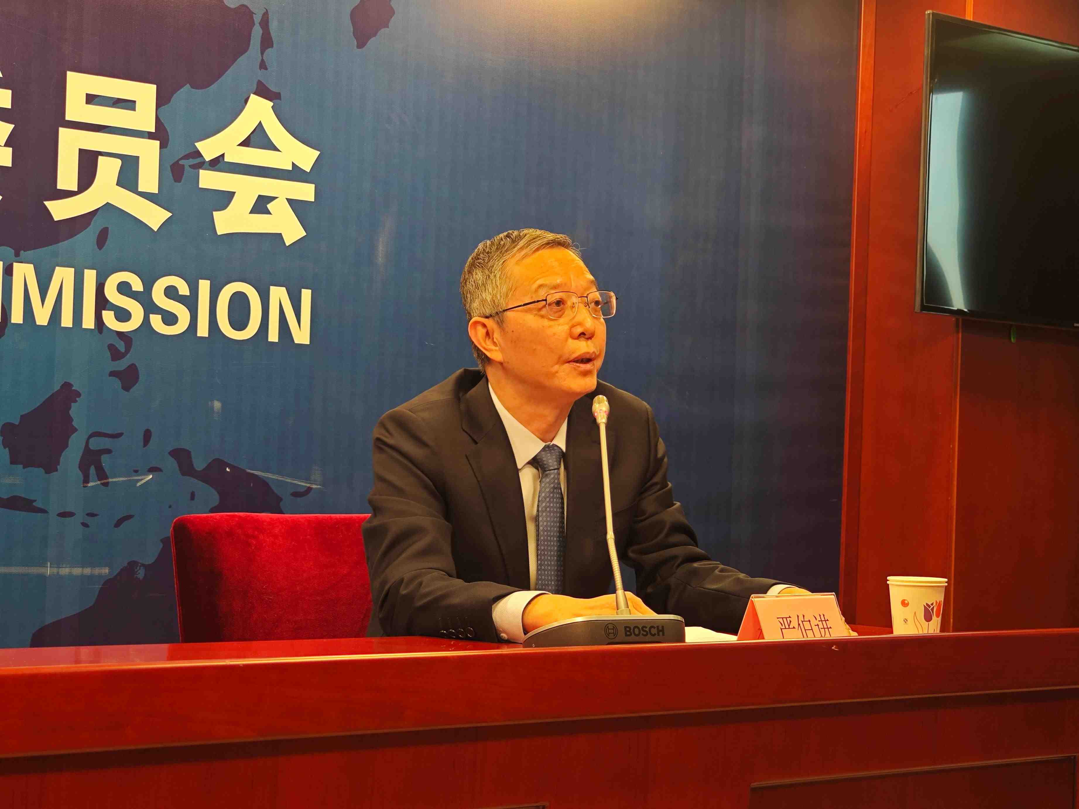 2月23日，嚴伯進在證監(jiān)會例行新聞發(fā)布會現(xiàn)場。 人民網(wǎng) 黃盛 攝