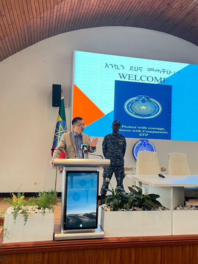 圖為駐埃塞使館首席館員申欽民公參致辭。亞的斯亞貝巴大學(xué)孔子學(xué)院供圖