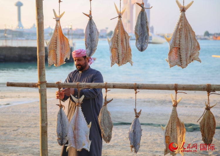  手工藝者展示如何晾曬魚(yú)干。人民網(wǎng) 塔里克·易卜拉欣攝